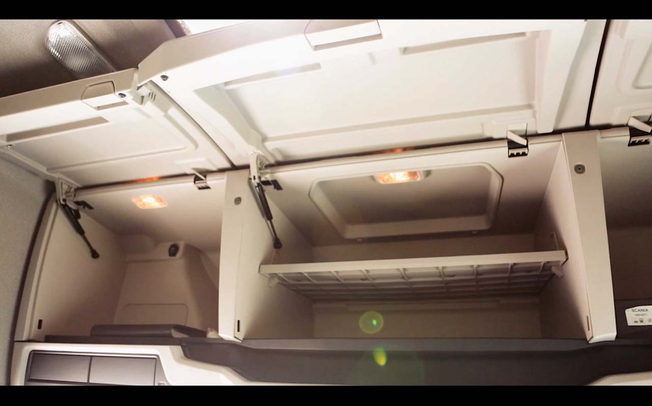 La línea más cuadrada de la cabina ofrece armarios de mayor volumen en su parte superior.