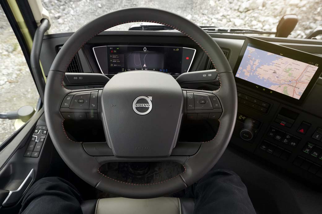 El puesto de conducción cuenta con nuevos mandos en el volante multifunción y una pantalla digital mayor con presentación de la información más clara.
