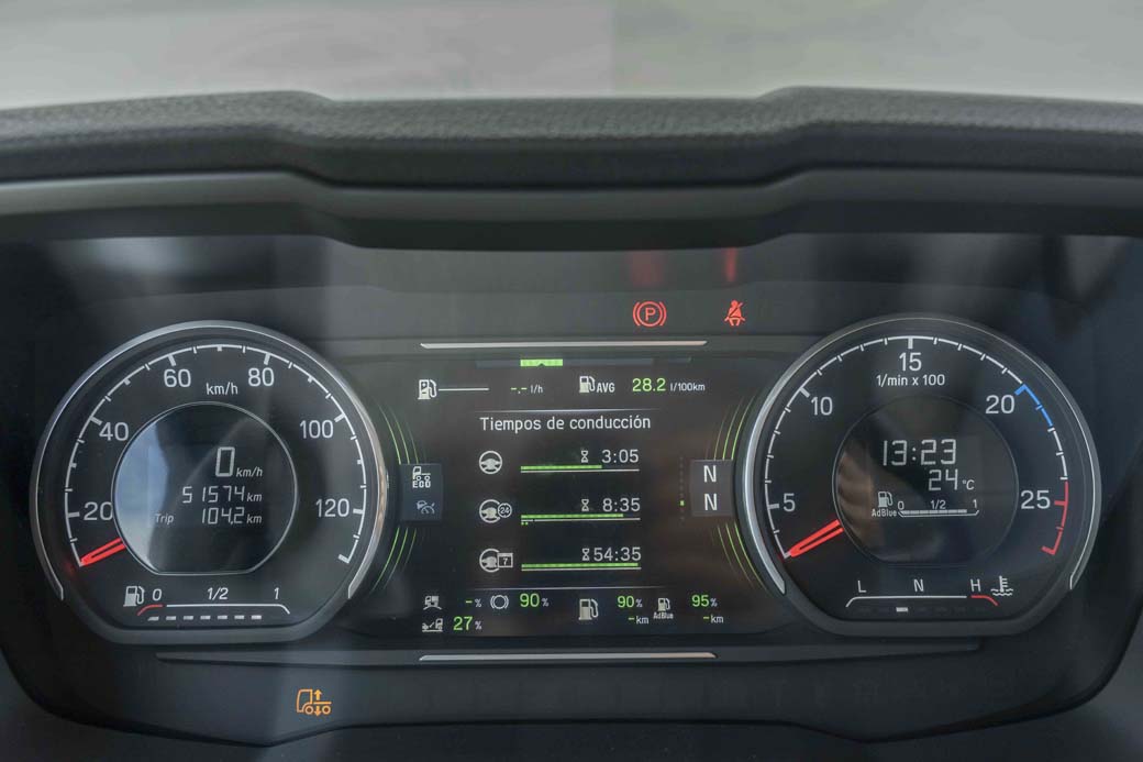 El puesto de conducción Scania mantiene su personalidad a la vez que destaca por la abundante información de la pantalla principal y el acabado exclusivo V8.