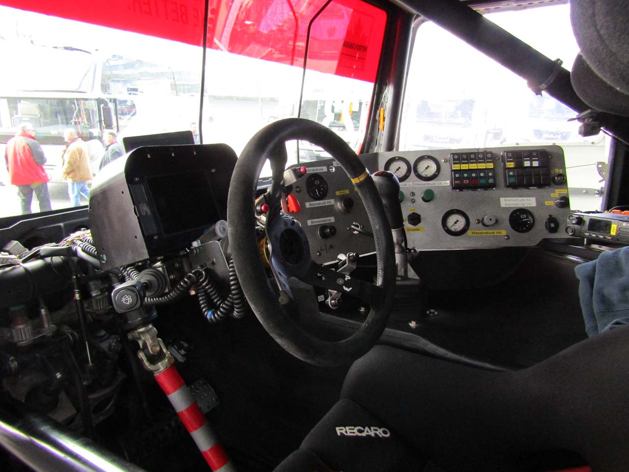 Interior cabina nuevo camión MAN de carreras de Antonio Albacete.