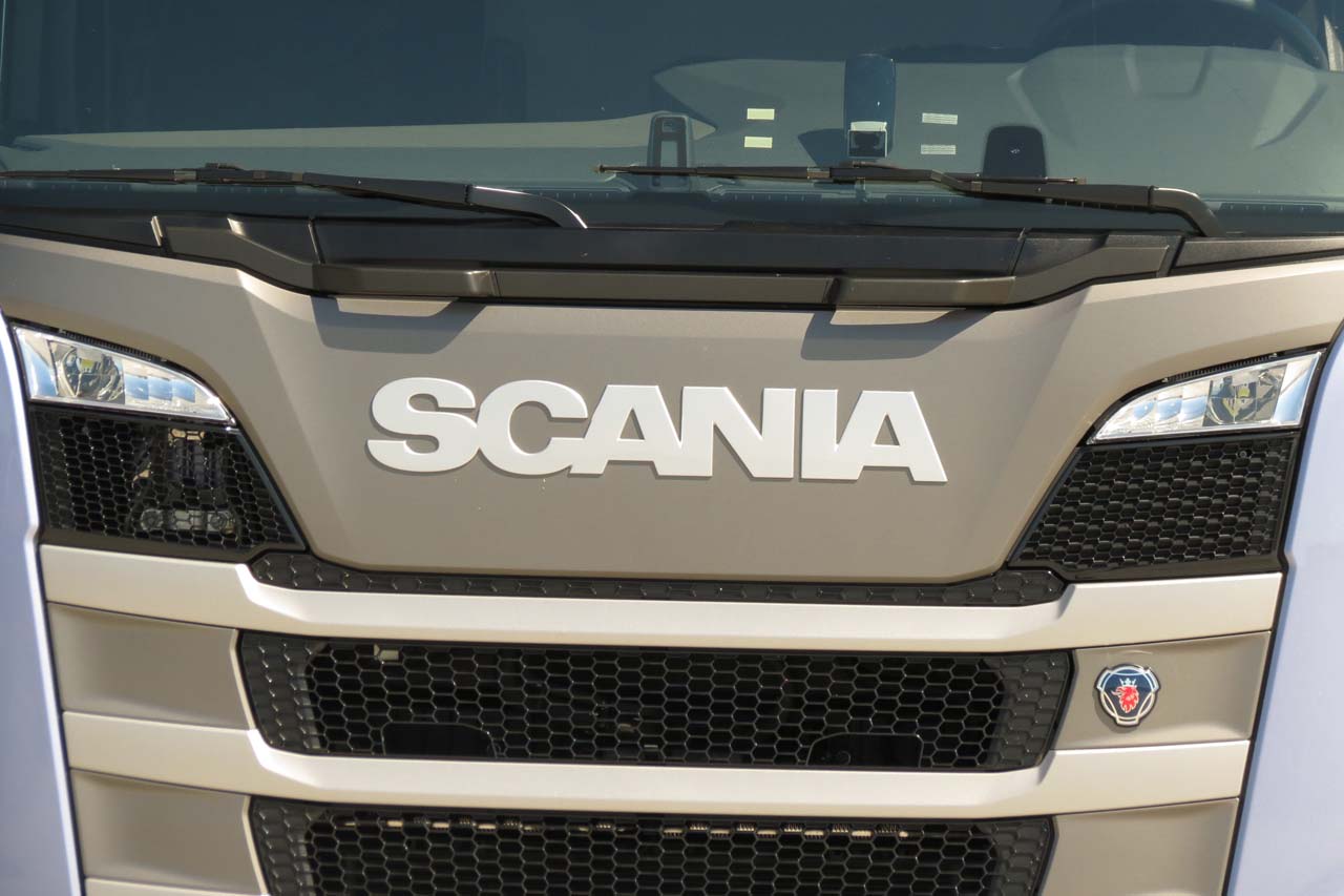 En los nuevos Scania R también podemos equipar faros de largo alcance a la altura del parabrisas.