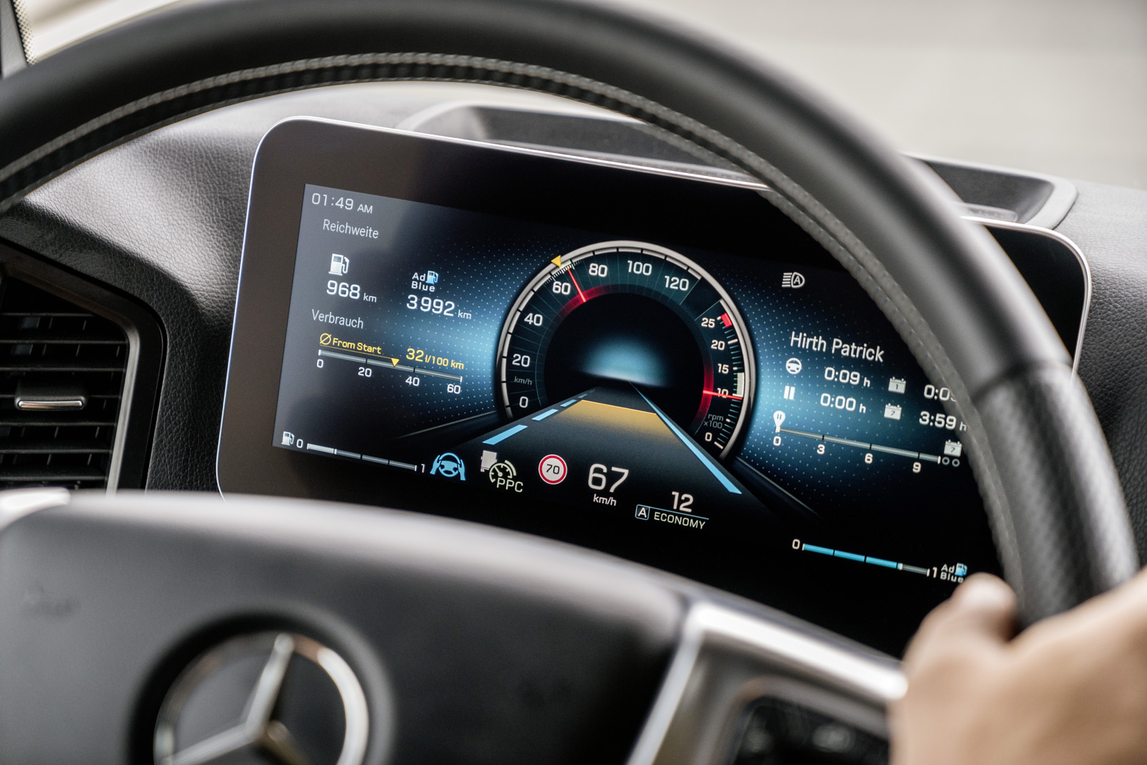 El cuadro de mandos se digitaliza casi al cien por cien en el interior del Mercedes Benz Actros.