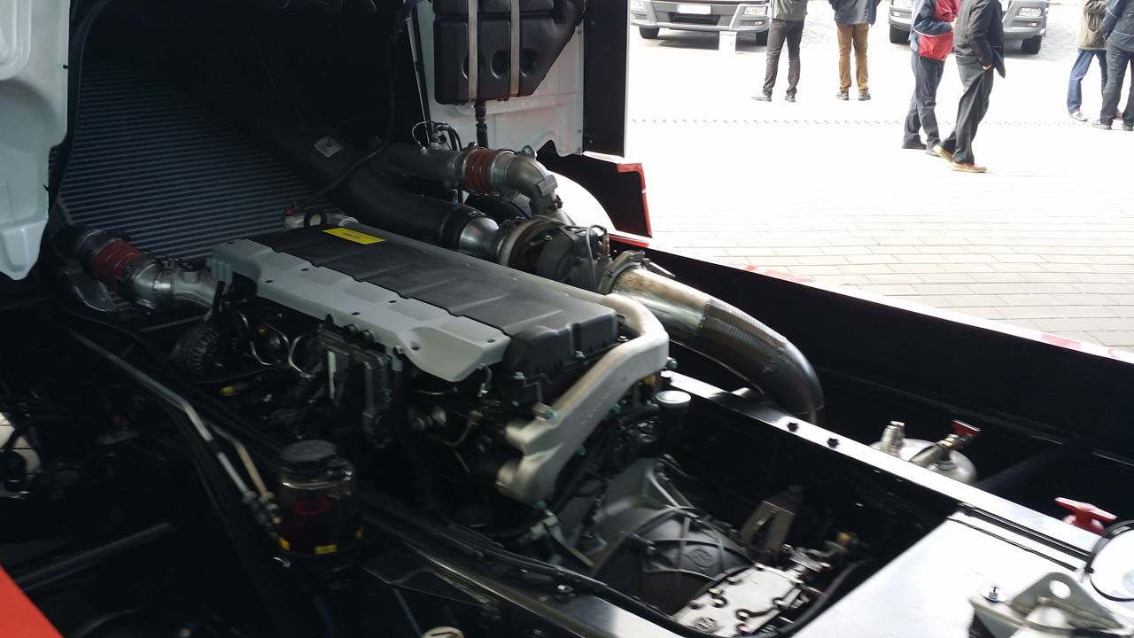 El motor de competición MAN de 12,4 litros rinde 1100 CV.