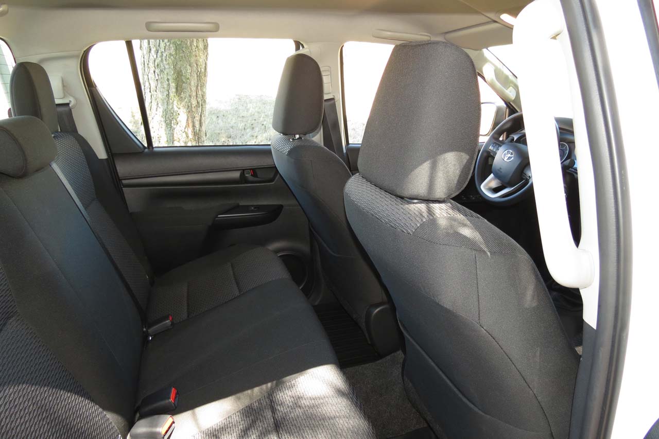 El interior de la cabina del Toyota Hilux nos pareció un poco estrecho.