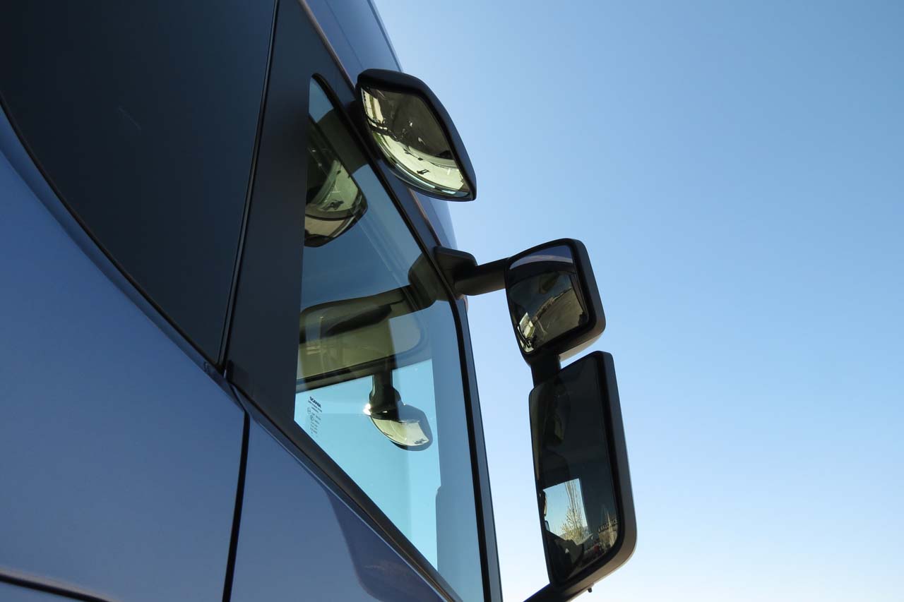 Conjunto de espejos retrovisores del nuevo Scania Serie R 450 Highline.