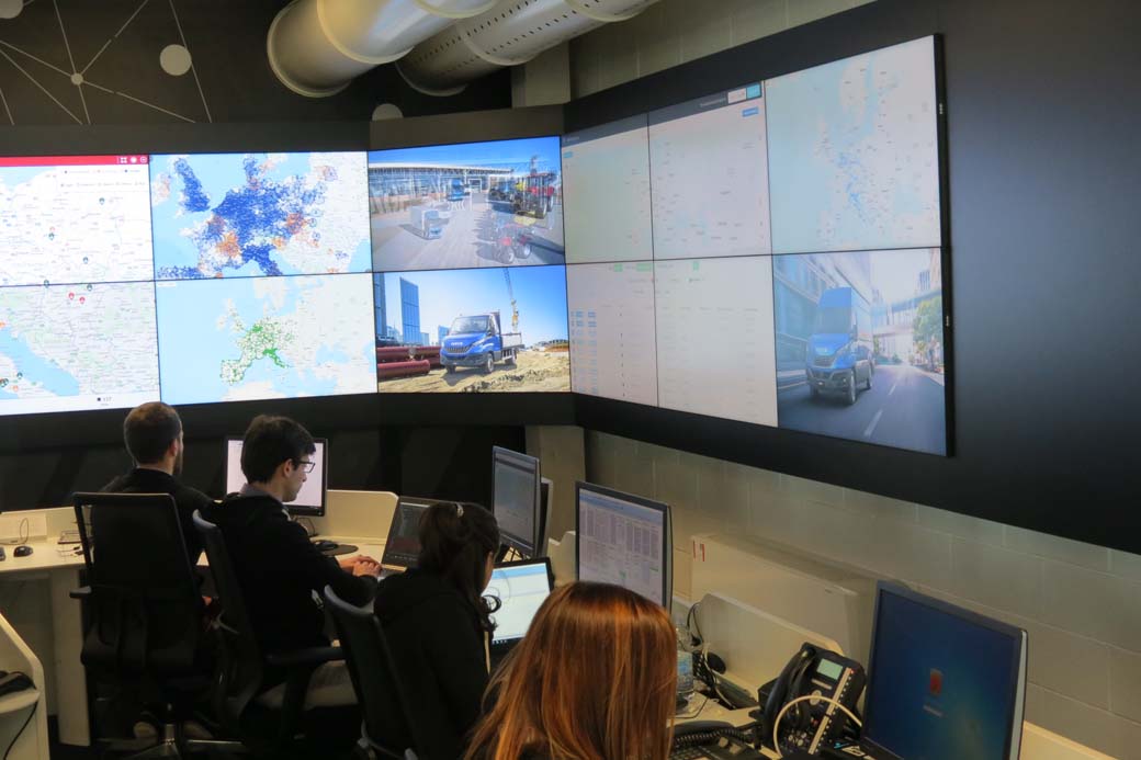 El centro online de soporte al usuario de IVECO en su sede de Turín nos recuerda al célebre control de Houston de la NASA.