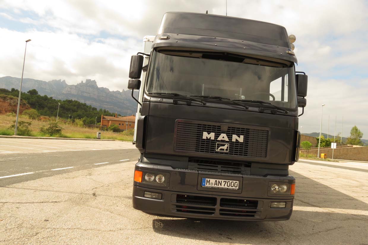 Con 460 CV el veterano camión con más de 800.000 kms sigue moviendo ágilmente las 40 toneladas.