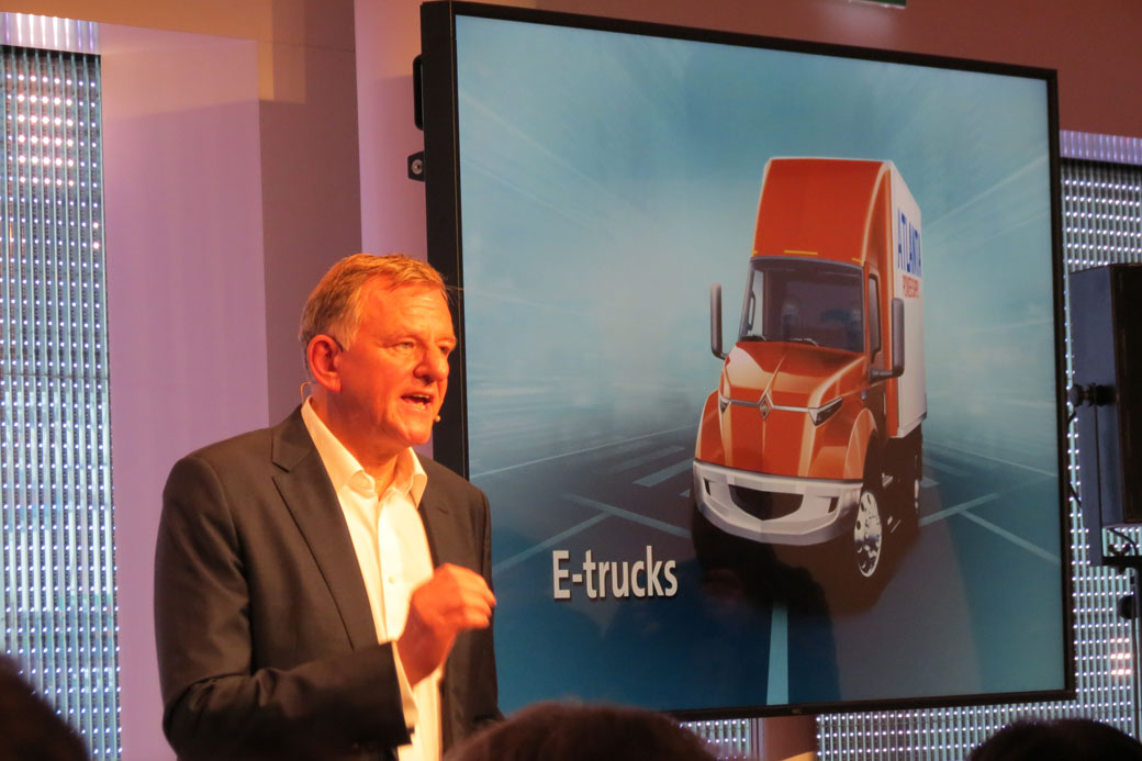 Andreas Renschler, CEO de Volkswagen Truck & Bus, mostrando la última colaboración del grupo y Navistar, el International e-Truck.