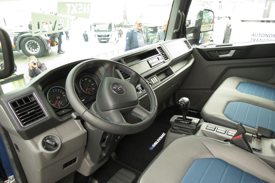Interior de la cabina del nuevo camión ligero Volkswagen e-Delivery.