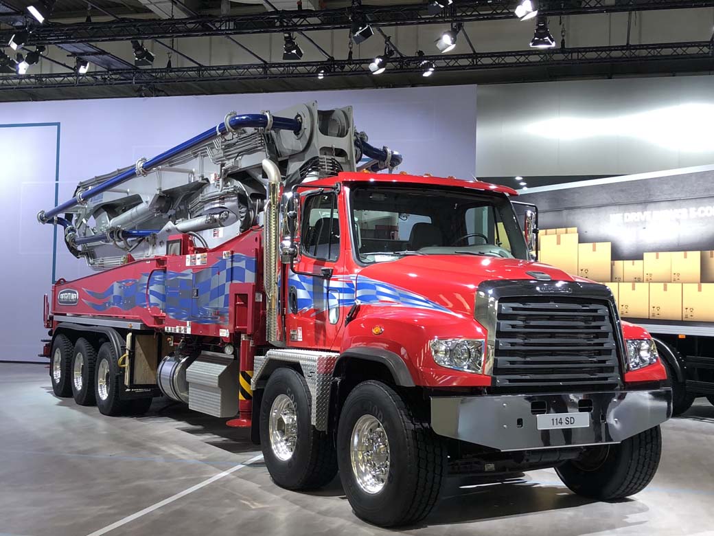 Freightliner de Daimler Trucks para el mercado norteamericano en versión cinco ejes para bombeo de hormigón.