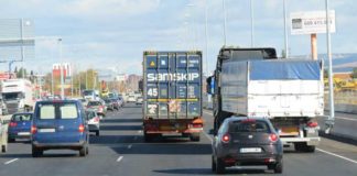 REPORTAJES:¡¡Trailer circula con un coche enganchado en el frontal!!