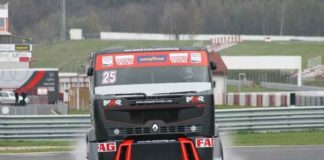 DEPORTE Un turismo de carreras no puede con el Renault Premium Course 2010 Renault Premium Corse