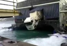 Camión colgando por la popa de un barco