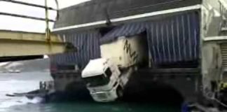 Camión colgando por la popa de un barco