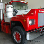 Entre los vehículos clásicos de Mr. Bowman Tractora Mack perteneciente a la colección de vehículos clásicos Bowman.