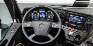 Actros F la opción simplificada y eficiente de Mercedes Benz Trucks El Actros F 1845 es una versión simplificada sin el puesto de conducción digital.