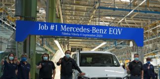 El primer Mercedes-Benz EQV fabricado en serie sale de la planta de Vitoria Primer EQV en la fábrica de Vitoria
