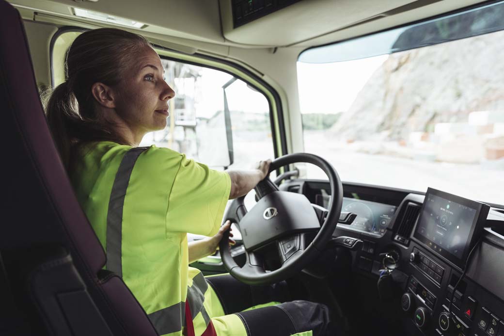 Según Volvo Trucks el mejorado puesto de conducción y confort de sus cabinas es un factor para atraer a los mejores profesionales del volante.