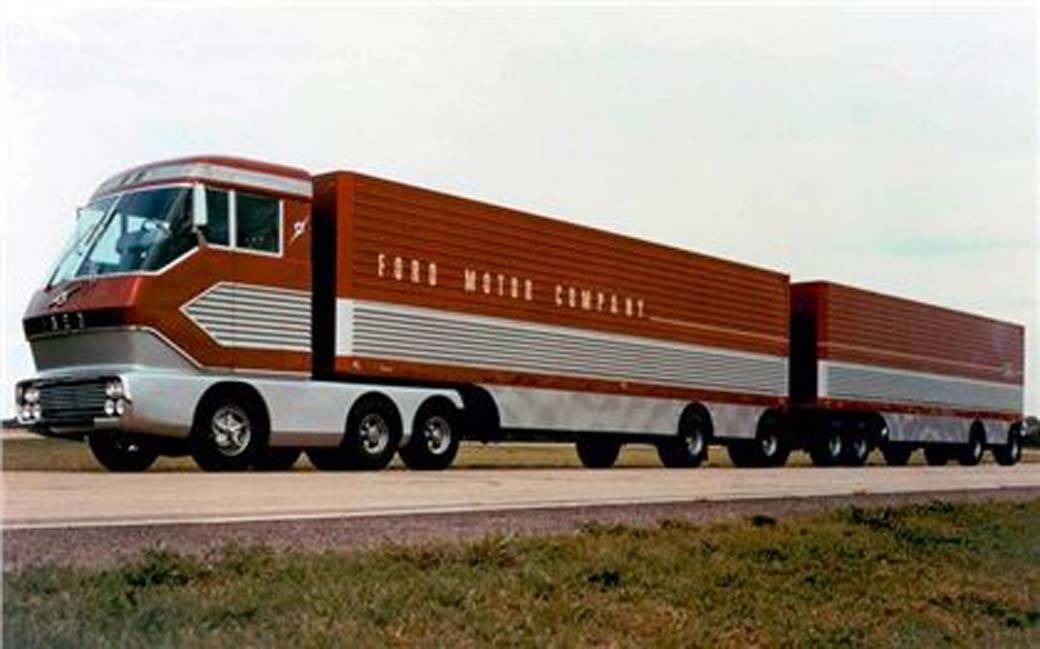 El conjunto del Big Red de Ford era un doble trailer de 33 metros de longitud y 9 ejes en total.