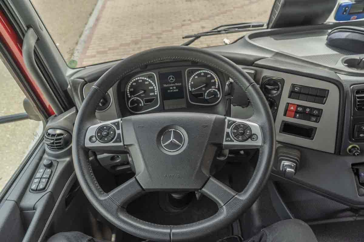 Puesto de conducción del Mercedes Benz Atego 1230 L 4X2.