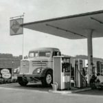 Camión MAN F8 de 1951 repostando en una gasolinera de la red de autopistas alemanas.