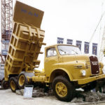 La cadena cinemática de este MAN dúmper 6X6 presentado en el BAUMA de 1965 tenía sus orígenes en modelos el camión militar desarrollado por la marca en 1940.