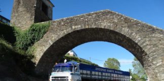 Camiones clásicos del transporte en ruta por el Camino de Santiago Espectacular conjunto articulado Dodge Turbo 300 de los años 70.