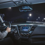 El asistente de voz desarrollo junto a Amazo, Alexa, Iveco Driver Pal lo vemos colocado bajo esl espejo retrovisor en la cabina del IVECO Daily.