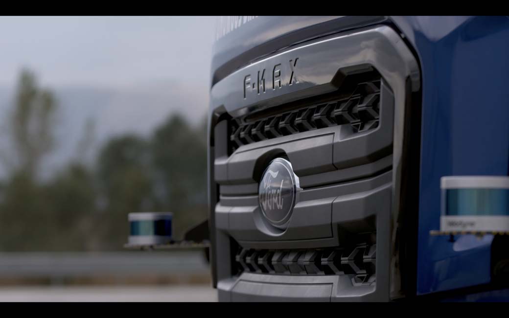 Sistema autónomo de Ford Trucks para aparcar autónomamente en marcha atrás con trailer haciendo la maniobra en L.