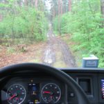 Conducción off road camión pesado terreno con barro Conducción todoterreno en camión pesado 4X4 desde dentro.