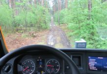 Conducción off road camión pesado terreno con barro Conducción todoterreno en camión pesado 4X4 desde dentro.