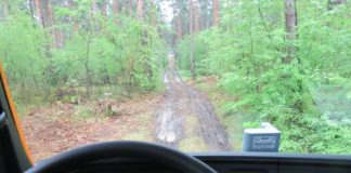 Conducción off road camión pesado terreno con barro Conducción todoterreno en camión pesado 4X4 desde dentro.