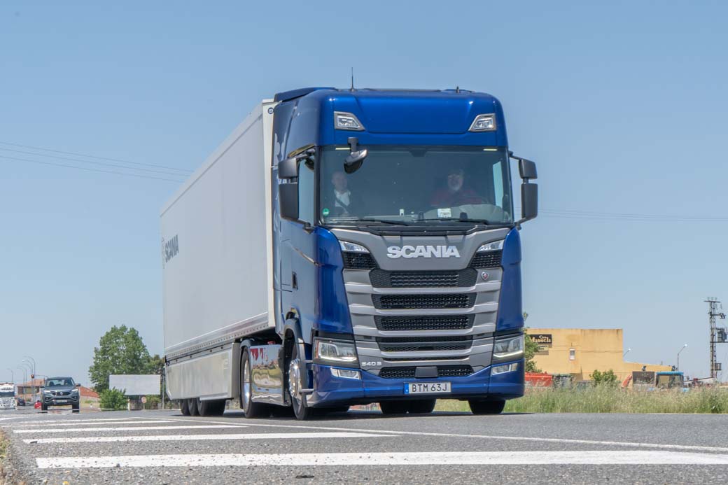 La tractora Scania S 540 con su motor de 13 litros y seis cilindros en línea se sitúa entre los camiones más eficientes del momento.
