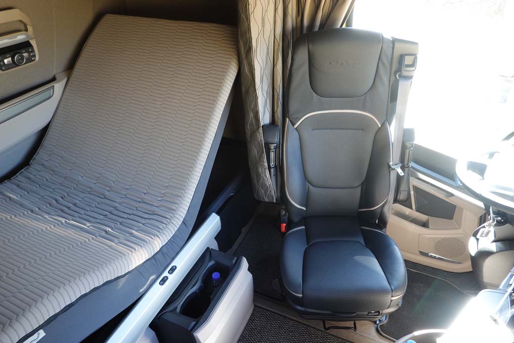 La cama rectangular y de 80 cms de ancho se inclina a modo de sofá, el asiento del piloto también puede ser giratorio en el DAF XG.