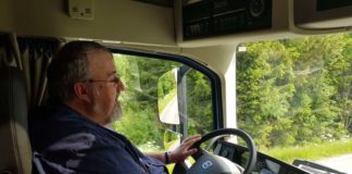 ¿Recomendarías a tu hijo o hija conducir camiones? La mayor parte de los camioneros encuestados sólo recomendarían ser conductor profesional de camiones como último remedio frente al paro.