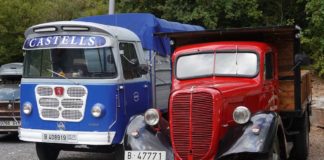 Ford Ebro Nazar Pegaso Clásicos del Transporte Un camión Nazar de inicios de los 60 del siglo XX junto a un camión Ford de la década de los 30 del mismo siglo.