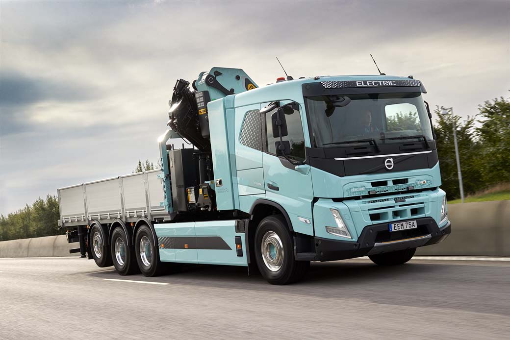 La gama eléctrica de camiones Volvo Trucks como este FMX admite todo tipo de tomas de fuerza para accionar elementos como una grúa.
