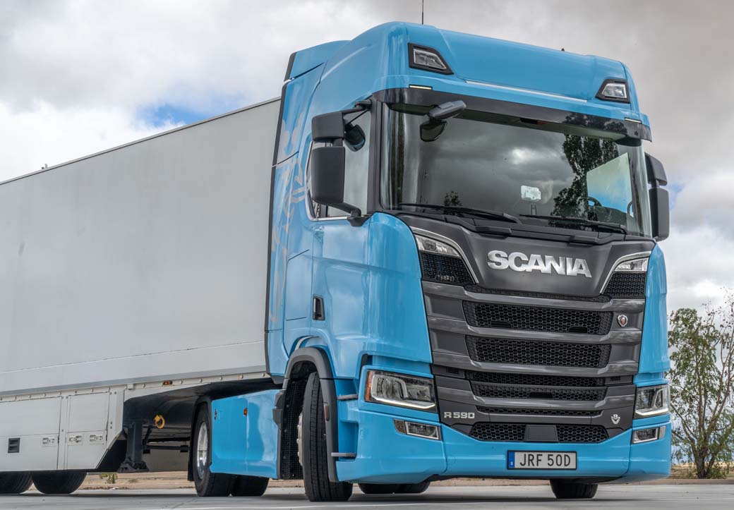 Los 590 CV de potencia máxima y 3.050 Nm de par motor máximo nos definen al Scania R 590 V8 como una tractora de altas prestaciones a la vez que eficiente.