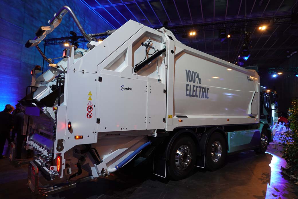 Los camiones eléctricos de Volvo Trucks admiten todo tipo de tomas de fuerza. Por ello pueden accionar elementos como los de un recogedor de residuos urbanos.