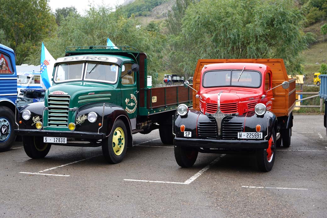 Dos buenos ejemplos, un Thames Trader de los 50 y un Dodge de los 30, de como eran los camiones en la primera parte del siglo XX.