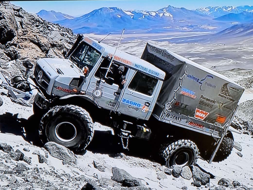 Aquí vemos el camión Unimog 4X4 que obtuvo el récord de mayor altitud sobre el nivel del mar en los Andes.