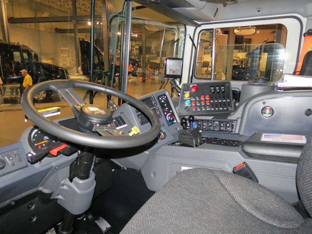 Interior de la cabina de un camión Mack Terrapro.