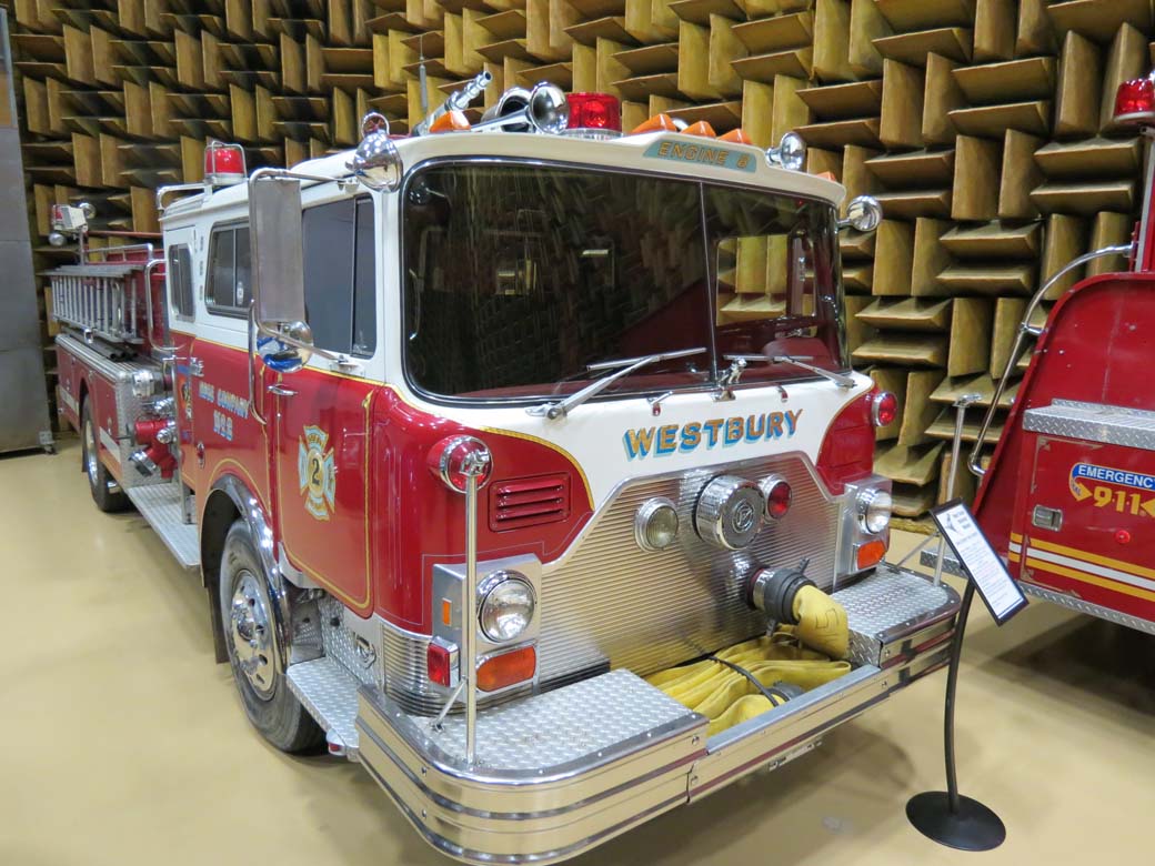 El nuevo diseño de cabina sin morro permitió a Mack ofrecer camiones de bomberos más maniobrables.