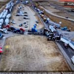 ¿Canadá en guerra contra los camioneros? Se estima que un total de 50.000 camiones han participado en las protestas de transportistas en Canadá bloqueando los principales pasos fronterizos.