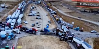 ¿Canadá en guerra contra los camioneros? Se estima que un total de 50.000 camiones han participado en las protestas de transportistas en Canadá bloqueando los principales pasos fronterizos.