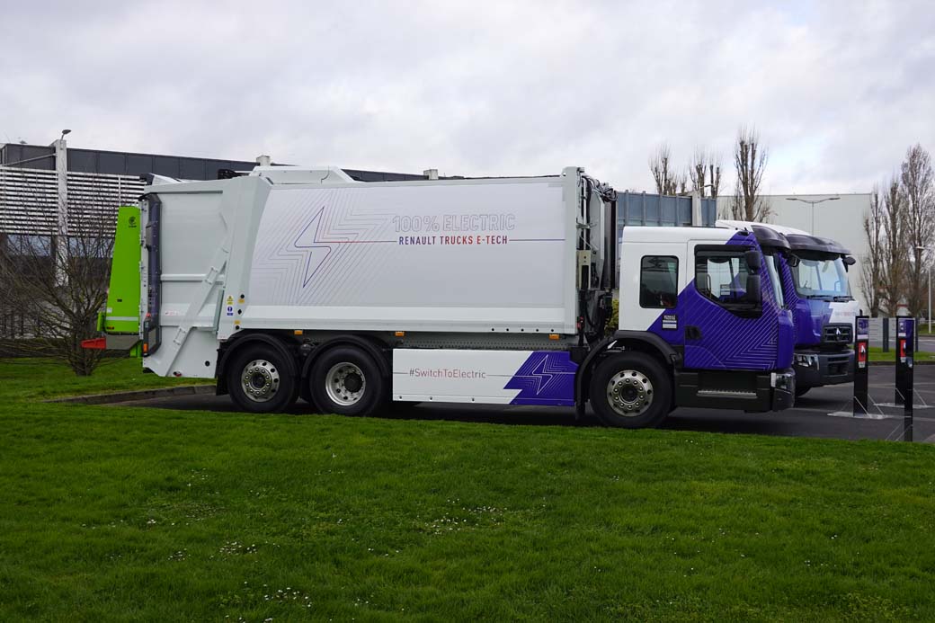 Ahora también existe una versión de cabina baja de acceso simplificado, al gusto del mercado inglés, en la familia Renault Trucks D Wide 6X2 E-Tech recolector de basuras.