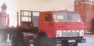 Kamaz camiones militares Esta imagen tomada en los 90 muestra una tractora Kamaz 6X4 que acaba de descarga material de construcción en la Plaza Roja de Moscú.