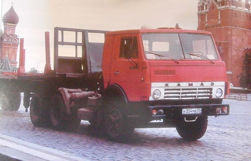 Esta imagen tomada en los 90 muestra una tractora Kamaz 6X4 que acaba de descarga material de construcción en la Plaza Roja de Moscú.