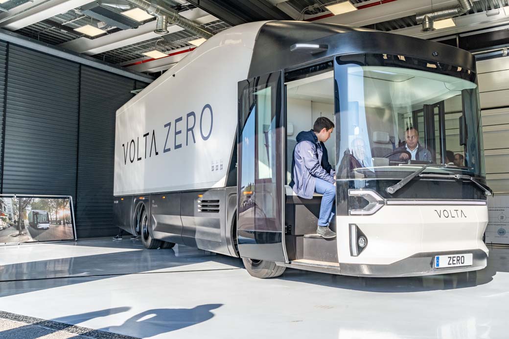 Al partir desde cero para el diseño del Volta Zero se ha podido crear una cabina de acceso rebajado y con puesto de conducción central, idónea para la distribución urbana cero emisiones locales..