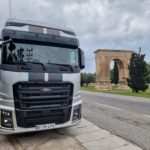 Recorriendo las rutas del transporte con F Max y Schmity En esta prueba de larga duración recorremos puntos emblemáticos de la red de carreteras española, como es el Arco de Barà en la vieja N-340.